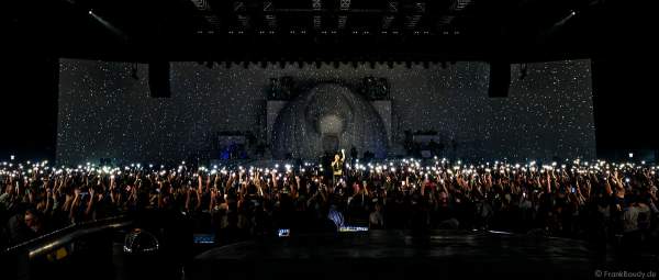 DJ BoBo im einem Meer aus Lichtern von den Handys seiner Fans bei der Weltpremiere der EVOLUT30N 2023 Tour von DJ BoBo in der Europa-Park Arena Rust am 13.01.2023