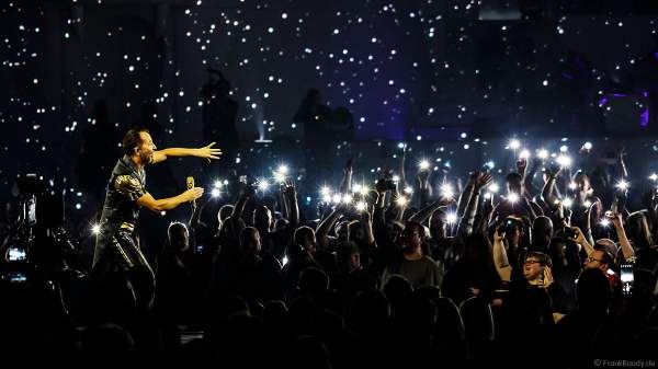 DJ BoBo im einem Meer aus Lichtern von den Handys seiner Fans bei der Weltpremiere der EVOLUT30N 2023 Tour von DJ BoBo in der Europa-Park Arena Rust am 13.01.2023