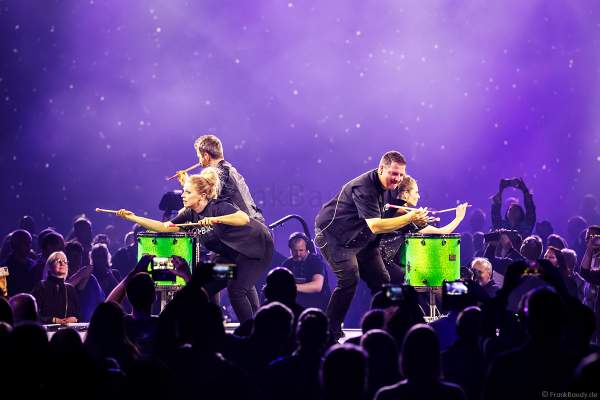 Mitreißende Drum-Performances von greenbeats - percussion entertainment bei der Weltpremiere der EVOLUT30N 2023 Tour von DJ BoBo in der Europa-Park Arena Rust am 13.01.2023