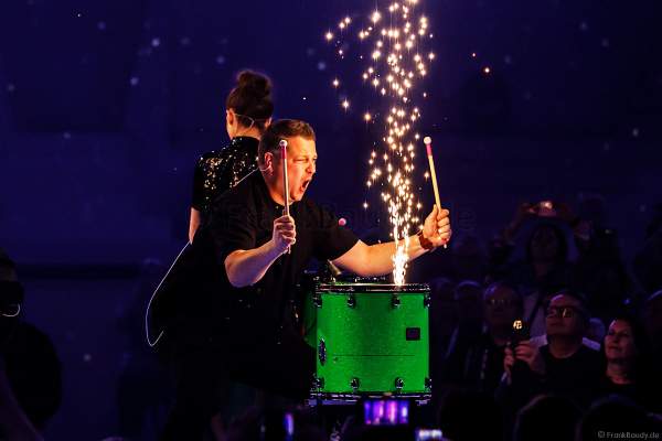 Mitreißende Drum-Performances von greenbeats - percussion entertainment bei der Weltpremiere der EVOLUT30N 2023 Tour von DJ BoBo in der Europa-Park Arena Rust am 13.01.2023