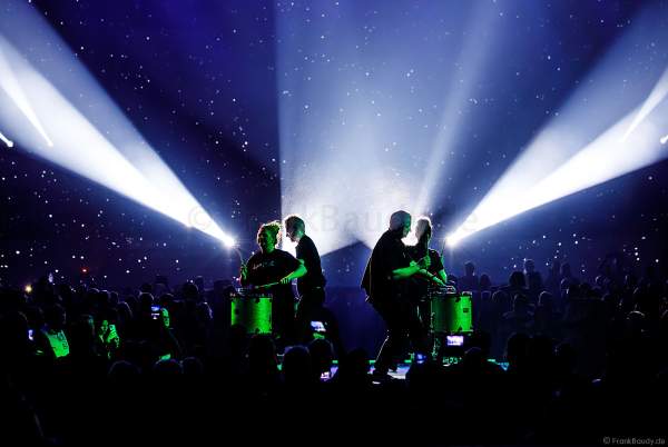 Mitreißende Drum-Performances von greenbeats - percussion entertainment bei der Weltpremiere der EVOLUT30N 2023 Tour von DJ BoBo in der Europa-Park Arena Rust am 13.01.2023