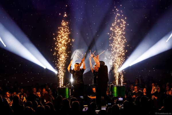 Mitreißende Drum-Performances von greenbeats - percussion entertainment bei der Weltpremiere der EVOLUT30N 2023 Tour von DJ BoBo in der Europa-Park Arena Rust am 13.01.2023