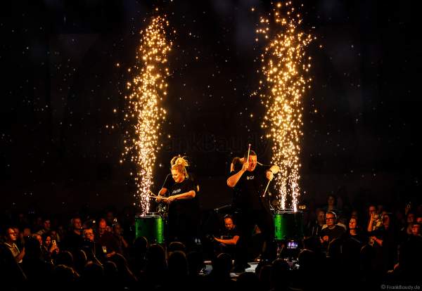 Mitreißende Drum-Performances von greenbeats - percussion entertainment bei der Weltpremiere der EVOLUT30N 2023 Tour von DJ BoBo in der Europa-Park Arena Rust am 13.01.2023