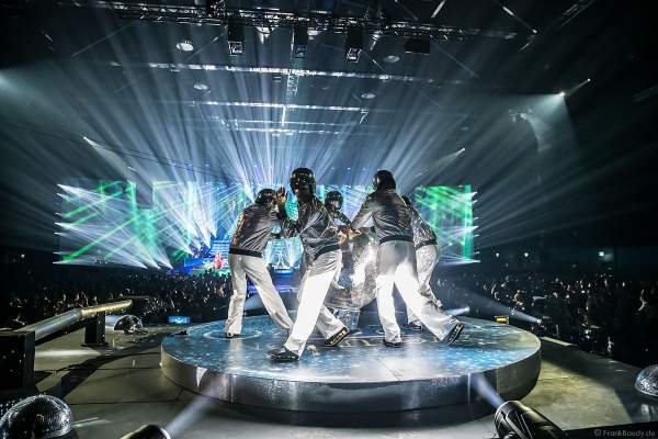 Tänzer mit Discokugel bei der Plattenspielerbühne bei der Weltpremiere der EVOLUT30N 2023 Tour von DJ BoBo in der Europa-Park Arena Rust am 13.01.2023