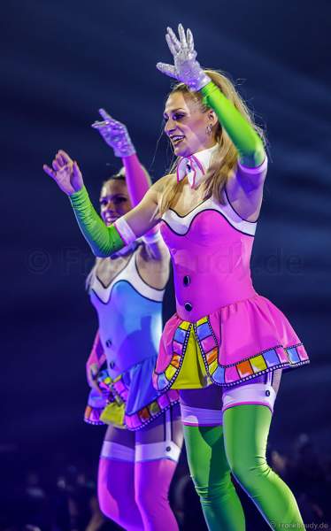 Farbenfrohe Tänzerinnen bei der Weltpremiere der EVOLUT30N 2023 Tour von DJ BoBo in der Europa-Park Arena Rust am 13.01.2023