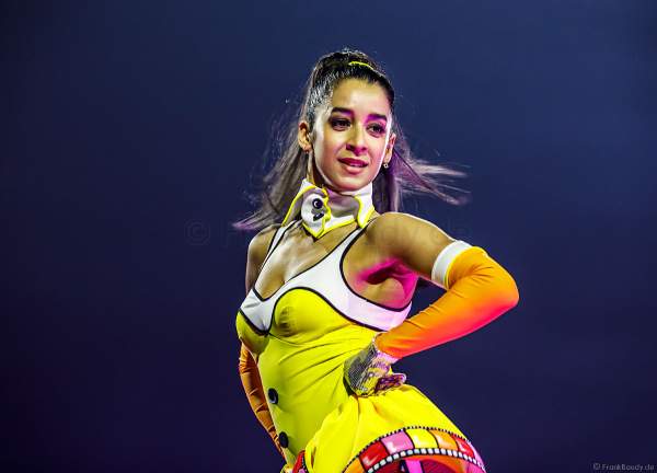 Farbenfrohe Tänzerin bei der Weltpremiere der EVOLUT30N 2023 Tour von DJ BoBo in der Europa-Park Arena Rust am 13.01.2023