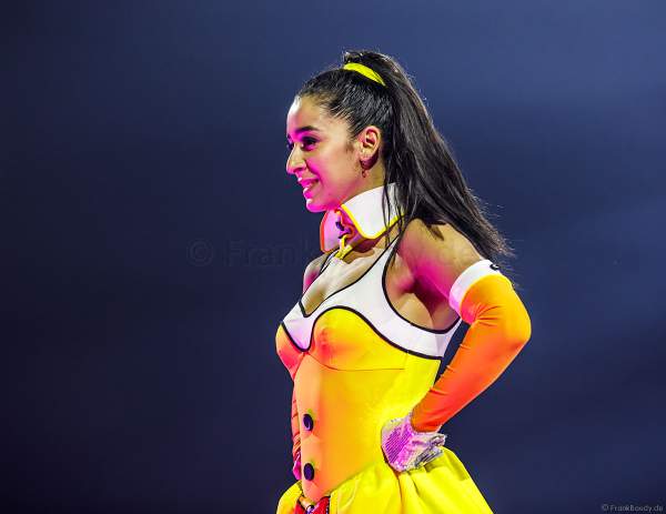 Farbenfrohe Tänzerin bei der Weltpremiere der EVOLUT30N 2023 Tour von DJ BoBo in der Europa-Park Arena Rust am 13.01.2023