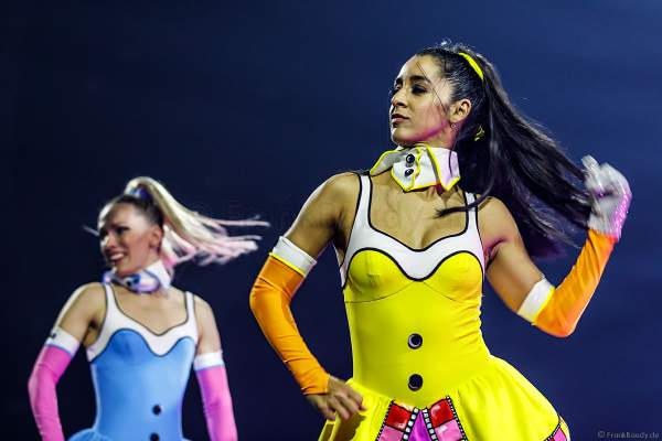 Farbenfrohe Tänzerinnen bei der Weltpremiere der EVOLUT30N 2023 Tour von DJ BoBo in der Europa-Park Arena Rust am 13.01.2023