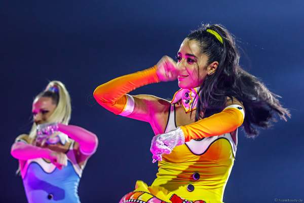 Farbenfrohe Tänzerinnen bei der Weltpremiere der EVOLUT30N 2023 Tour von DJ BoBo in der Europa-Park Arena Rust am 13.01.2023