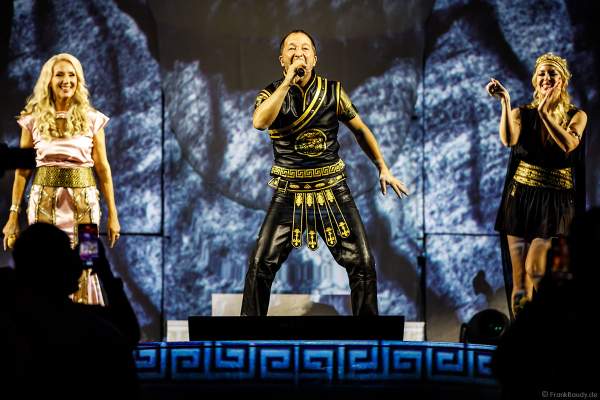 Nancy Baumann, DJ BoBo und Kate Matl bei der Weltpremiere der EVOLUT30N 2023 Tour von DJ BoBo in der Europa-Park Arena Rust am 13.01.2023