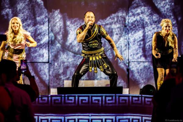 Nancy Baumann, DJ BoBo und Kate Matl bei der Weltpremiere der EVOLUT30N 2023 Tour von DJ BoBo in der Europa-Park Arena Rust am 13.01.2023
