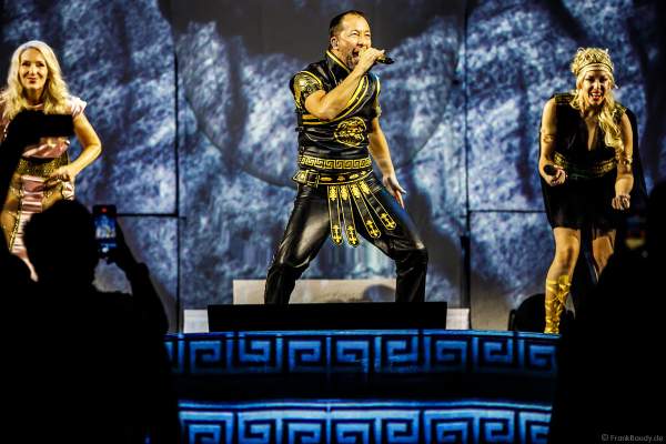 Nancy Baumann, DJ BoBo und Kate Matl bei der Weltpremiere der EVOLUT30N 2023 Tour von DJ BoBo in der Europa-Park Arena Rust am 13.01.2023