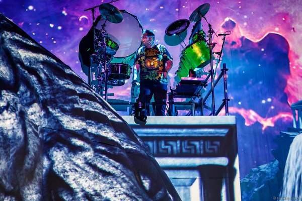 Mitreißende Drum-Performances von greenbeats - percussion entertainment bei der Weltpremiere der EVOLUT30N 2023 Tour von DJ BoBo in der Europa-Park Arena Rust am 13.01.2023