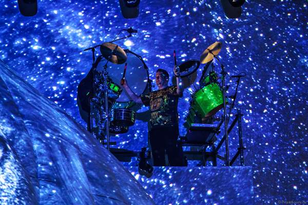 Mitreißende Drum-Performances von greenbeats - percussion entertainment bei der Weltpremiere der EVOLUT30N 2023 Tour von DJ BoBo in der Europa-Park Arena Rust am 13.01.2023