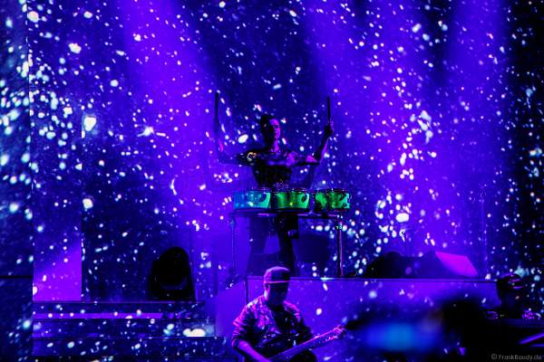 Mitreißende Drum-Performances von greenbeats - percussion entertainment bei der Weltpremiere der EVOLUT30N 2023 Tour von DJ BoBo in der Europa-Park Arena Rust am 13.01.2023