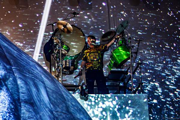Mitreißende Drum-Performances von greenbeats - percussion entertainment bei der Weltpremiere der EVOLUT30N 2023 Tour von DJ BoBo in der Europa-Park Arena Rust am 13.01.2023