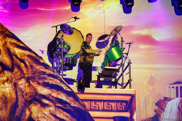 Mitreißende Drum-Performances von greenbeats - percussion entertainment bei der Weltpremiere der EVOLUT30N 2023 Tour von DJ BoBo in der Europa-Park Arena Rust am 13.01.2023