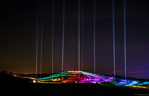 Weinbergnacht in Bad Dürkheim 2023 mit farbenprächtiger Lichtshow auf den Weinbergen