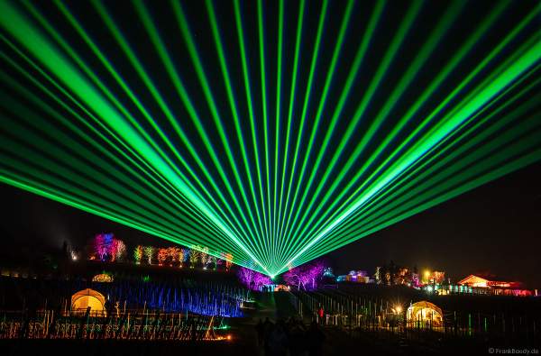 Weinbergnacht in Bad Dürkheim 2023 mit strahlender Lichtshow und Laser auf den Weinbergen