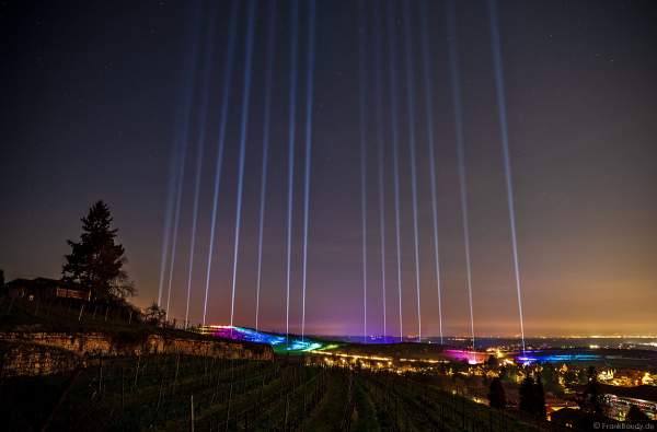 Weinbergnacht in Bad Dürkheim 2023 mit farbenprächtiger Lichtshow auf den Weinbergen