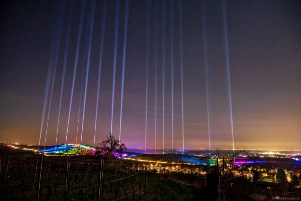 Weinbergnacht in Bad Dürkheim 2023 mit farbenprächtiger Lichtshow auf den Weinbergen