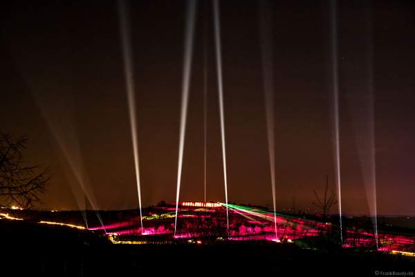 Weinbergnacht in Bad Dürkheim 2023 mit strahlender Lichtshow und Laser auf den Weinbergen