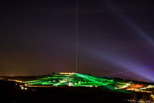 Weinbergnacht in Bad Dürkheim 2023 mit strahlender Lichtshow und Laser auf den Weinbergen