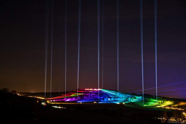 Weinbergnacht in Bad Dürkheim 2023 mit farbenprächtiger Lichtshow auf den Weinbergen