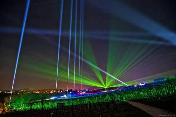 Weinbergnacht in Bad Dürkheim 2023 mit strahlender Lichtshow und Laser auf den Weinbergen