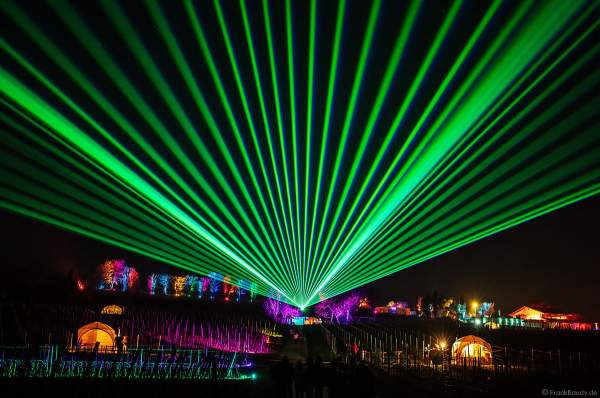 Weinbergnacht in Bad Dürkheim 2023 mit strahlender Lichtshow und Laser auf den Weinbergen