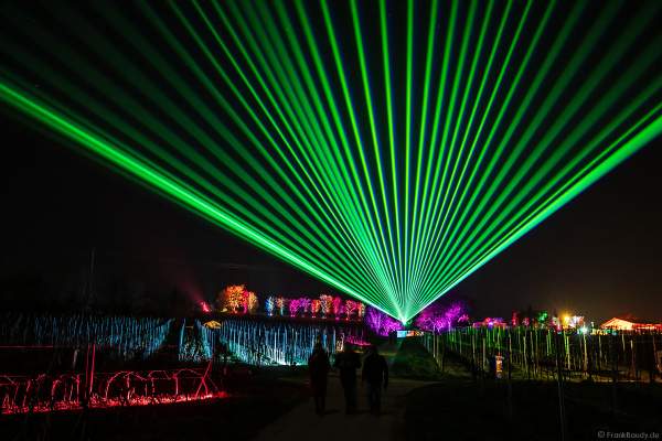 Weinbergnacht in Bad Dürkheim 2023 mit strahlender Lichtshow und Laser auf den Weinbergen