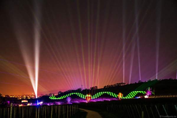 Weinbergnacht in Bad Dürkheim 2023 mit strahlender Lichtshow und Laser auf den Weinbergen