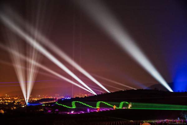 Weinbergnacht in Bad Dürkheim 2023 mit strahlender Lichtshow und Laser auf den Weinbergen