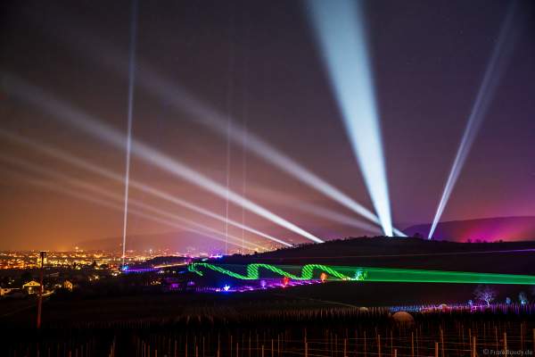 Weinbergnacht in Bad Dürkheim 2023 mit strahlender Lichtshow und Laser auf den Weinbergen