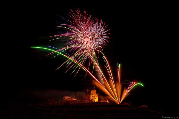Feuerwerk über der Strahlenburg beim Mathaisemarkt 2023 in Schriesheim (Rhein-Neckar-Kreis)