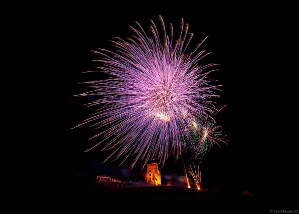 Feuerwerk über der Strahlenburg beim Mathaisemarkt 2023 in Schriesheim (Rhein-Neckar-Kreis)