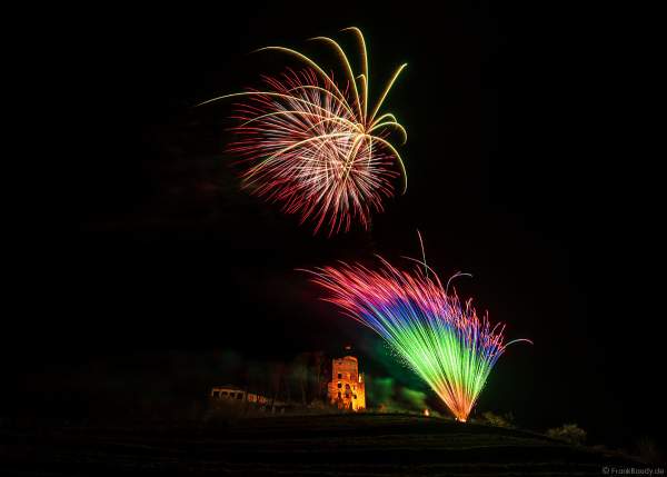 Feuerwerk über der Strahlenburg beim Mathaisemarkt 2023 in Schriesheim (Rhein-Neckar-Kreis)