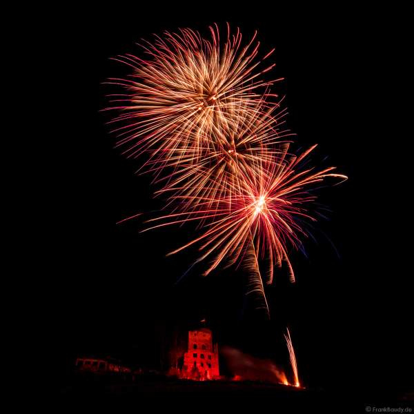 Feuerwerk über der Strahlenburg beim Mathaisemarkt 2023 in Schriesheim (Rhein-Neckar-Kreis)