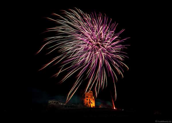 Feuerwerk über der Strahlenburg beim Mathaisemarkt 2023 in Schriesheim (Rhein-Neckar-Kreis)