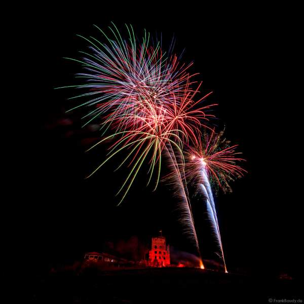 Feuerwerk über der Strahlenburg beim Mathaisemarkt 2023 in Schriesheim (Rhein-Neckar-Kreis)
