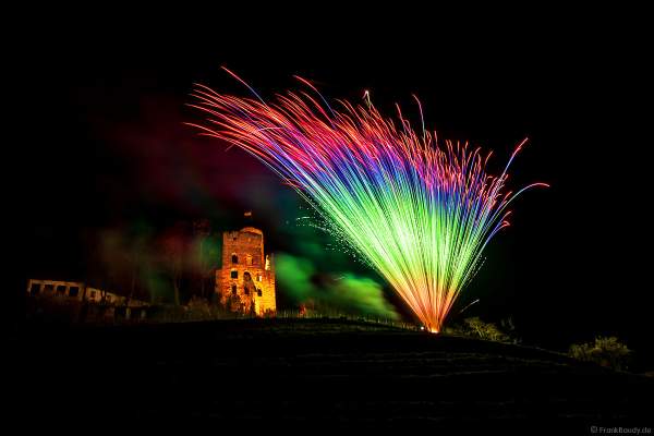 Feuerwerk über der Strahlenburg beim Mathaisemarkt 2023 in Schriesheim (Rhein-Neckar-Kreis)