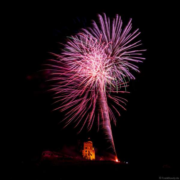 Feuerwerk über der Strahlenburg beim Mathaisemarkt 2023 in Schriesheim (Rhein-Neckar-Kreis)
