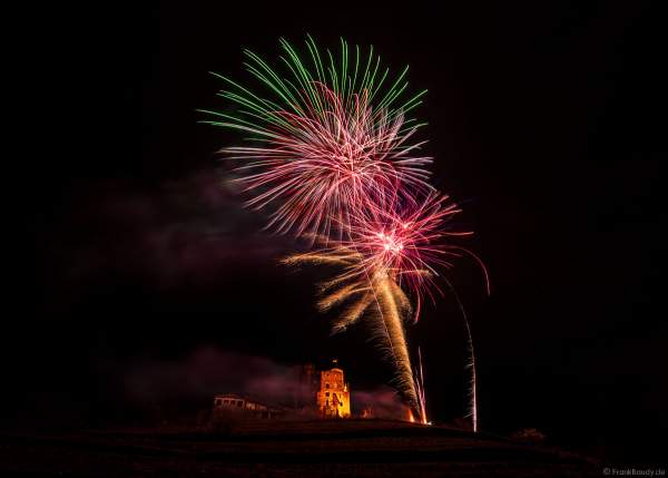 Feuerwerk über der Strahlenburg beim Mathaisemarkt 2023 in Schriesheim (Rhein-Neckar-Kreis)