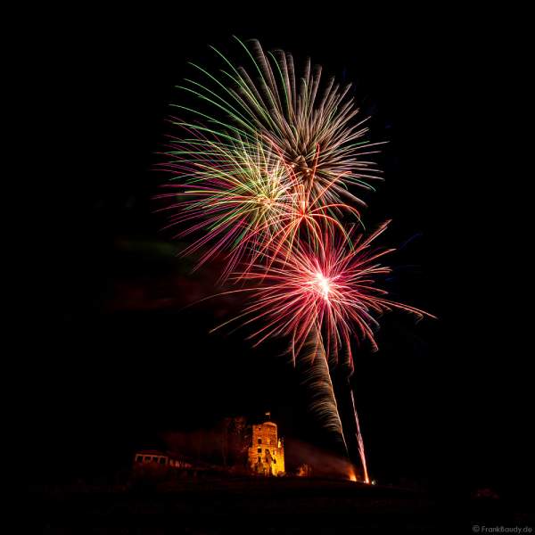 Feuerwerk über der Strahlenburg beim Mathaisemarkt 2023 in Schriesheim (Rhein-Neckar-Kreis)