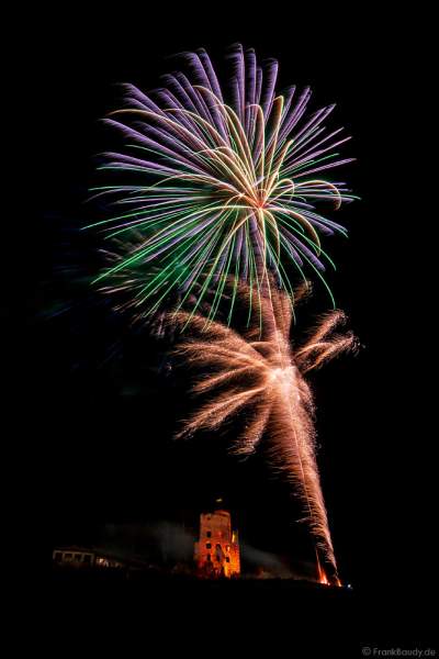 Feuerwerk über der Strahlenburg beim Mathaisemarkt 2023 in Schriesheim (Rhein-Neckar-Kreis)