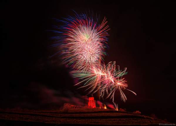 Feuerwerk über der Strahlenburg beim Mathaisemarkt 2023 in Schriesheim (Rhein-Neckar-Kreis)