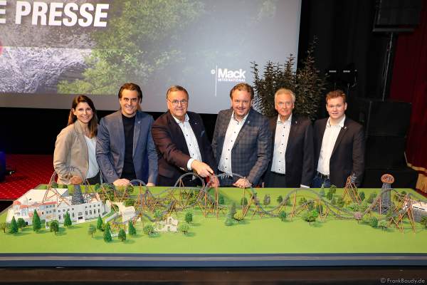 Familie Mack zeigt das Modell der neuen Achterbahn VOLTRON COASTER, die gerade im Kroatischen Themenbereich entsteht