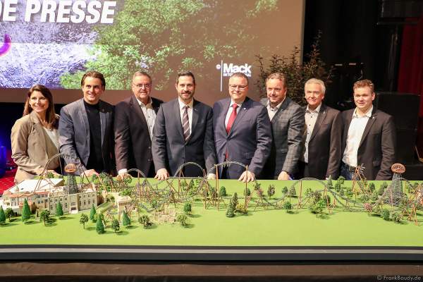 Familie Mack zeigt das Modell der neuen Achterbahn VOLTRON COASTER, die gerade im Kroatischen Themenbereich entsteht