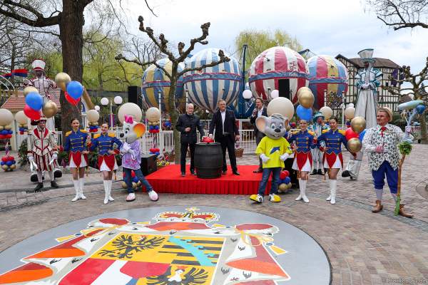 Familie Mack gemeinsam mit Christian Wolf, Vorsitzender des Verwaltungsrates von Liechtenstein Marketing, und weiteren Vertretern aus Liechtenstein