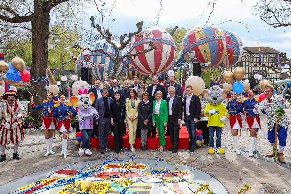 Familie Mack eröffnet den 16. Themenbereich Liechtenstein gemeinsam mit Christian Wolf, Vorsitzender des Verwaltungsrates von Liechtenstein Marketing, und weiteren Vertretern aus Liechtenstein in Deutschlands größtem Freizeitpark.